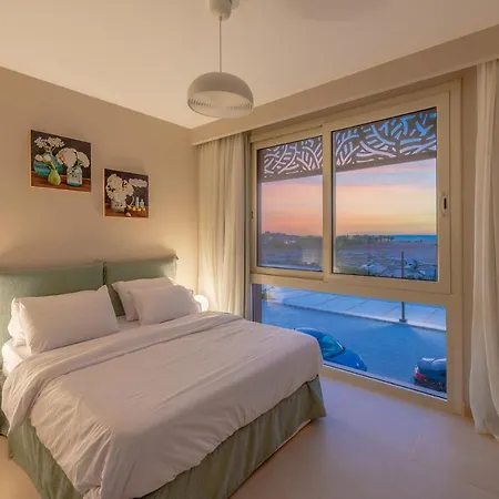 Mangroovy 2 Bedroom Sea View Apartment, Pool & Beach